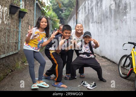 Jakarta, Indonesien - 30. Mai 2023: Gruppe von Kindern in einer kleinen Gasse in Jakarta, Indonesien. Stockfoto