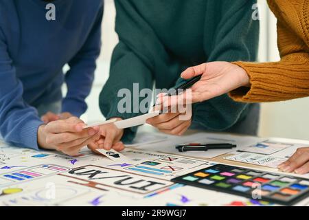 Gruppe von Anwendungsentwicklern, die neue App-Funktionen testen und diskutieren und an neuen Projekten im Büro zusammenarbeiten. UX-UI-Designkonzept Stockfoto