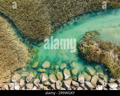 Große Felsen, umgeben vom türkisfarbenen Wasser von Murrells Inlet, South Carolina Stockfoto