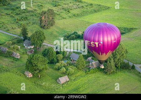Flug im Heißluftballon über Trakai, Vilnius, Litauen, Osteuropa, umgeben von wunderschönen Inseln, Seen, Wäldern, Wildnis, Natur im Sommer Stockfoto