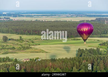 Flug im Heißluftballon über Trakai, Vilnius, Litauen, Osteuropa, umgeben von wunderschönen Inseln, Seen, Wäldern, Wildnis, Natur im Sommer Stockfoto