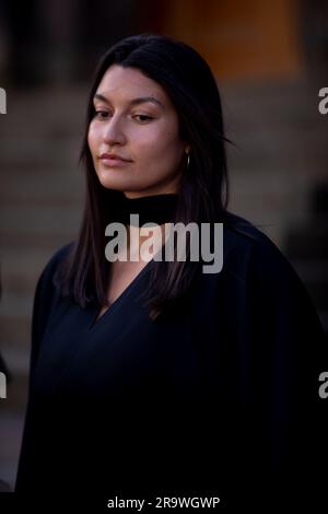 Edinburgh. Schottland. UK. 29. June2022. Das National Museum Scotland zeigt eine neue Ausstellung. "Jenseits des kleinen schwarzen Kleides". Eine neue Ausstellung im National Museum of Scotland wird das kleine schwarze Kleid zerlegen und die radikale Kraft der Farbe Schwarz in der Mode untersuchen. Von Designklassikern bis hin zu hochmodernen Laufstegen: Beyond the Little Black Dress (1. Juli bis 29. Oktober 2023) bringt mehr als 60 markante Looks von Sammlungen und Designern aus aller Welt zusammen. Die Ausstellung findet von Samstag, 1. Juli bis Sonntag, 29. Oktober 2023 statt. Bild: Pako Mera Stockfoto