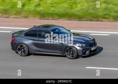 2018 BMW m2 Auto DCT Auto Start/Stop Grey Car Coupe Benzinmotor 2979 cm3; Fahrt mit hoher Geschwindigkeit auf der Autobahn M6 im Großraum Manchester, Großbritannien Stockfoto