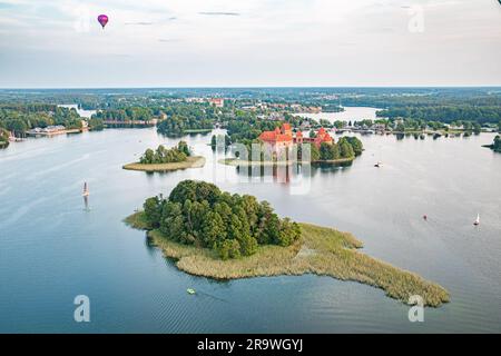 Flug im Heißluftballon über Trakai. Mittelalterliche Burg von Trakai, Vilnius, Litauen, Osteuropa, umgeben von wunderschönen Inseln, Seen und Wäldern Stockfoto