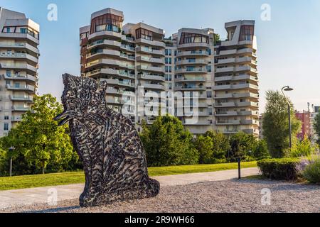 Libeskind Residences, entworfen von Daniel Libeskind, mit Skulptur einer Katze im Vordergrund, im Südwesten des CityLife-Viertels, Milano, Italien Stockfoto