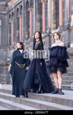 Edinburgh. Schottland. UK. 29. June2022. Das National Museum Scotland zeigt eine neue Ausstellung. "Jenseits des kleinen schwarzen Kleides". Eine neue Ausstellung im National Museum of Scotland wird das kleine schwarze Kleid zerlegen und die radikale Kraft der Farbe Schwarz in der Mode untersuchen. Von Designklassikern bis hin zu hochmodernen Laufstegen: Beyond the Little Black Dress (1. Juli bis 29. Oktober 2023) bringt mehr als 60 markante Looks von Sammlungen und Designern aus aller Welt zusammen. Die Ausstellung findet von Samstag, 1. Juli bis Sonntag, 29. Oktober 2023 statt. Bild: Pako Mera Stockfoto
