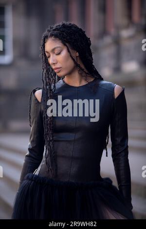 Edinburgh. Schottland. UK. 29. June2022. Das National Museum Scotland zeigt eine neue Ausstellung. "Jenseits des kleinen schwarzen Kleides". Eine neue Ausstellung im National Museum of Scotland wird das kleine schwarze Kleid zerlegen und die radikale Kraft der Farbe Schwarz in der Mode untersuchen. Von Designklassikern bis hin zu hochmodernen Laufstegen: Beyond the Little Black Dress (1. Juli bis 29. Oktober 2023) bringt mehr als 60 markante Looks von Sammlungen und Designern aus aller Welt zusammen. Die Ausstellung findet von Samstag, 1. Juli bis Sonntag, 29. Oktober 2023 statt. Bild: Pako Mera Stockfoto