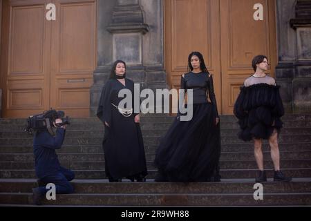 Edinburgh. Schottland. UK. 29. June2022. Das National Museum Scotland zeigt eine neue Ausstellung. "Jenseits des kleinen schwarzen Kleides". Eine neue Ausstellung im National Museum of Scotland wird das kleine schwarze Kleid zerlegen und die radikale Kraft der Farbe Schwarz in der Mode untersuchen. Von Designklassikern bis hin zu hochmodernen Laufstegen: Beyond the Little Black Dress (1. Juli bis 29. Oktober 2023) bringt mehr als 60 markante Looks von Sammlungen und Designern aus aller Welt zusammen. Die Ausstellung findet von Samstag, 1. Juli bis Sonntag, 29. Oktober 2023 statt. Bild: Pako Mera Stockfoto