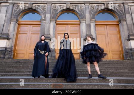 Edinburgh. Schottland. UK. 29. June2022. Das National Museum Scotland zeigt eine neue Ausstellung. "Jenseits des kleinen schwarzen Kleides". Eine neue Ausstellung im National Museum of Scotland wird das kleine schwarze Kleid zerlegen und die radikale Kraft der Farbe Schwarz in der Mode untersuchen. Von Designklassikern bis hin zu hochmodernen Laufstegen: Beyond the Little Black Dress (1. Juli bis 29. Oktober 2023) bringt mehr als 60 markante Looks von Sammlungen und Designern aus aller Welt zusammen. Die Ausstellung findet von Samstag, 1. Juli bis Sonntag, 29. Oktober 2023 statt. Bild: Pako Mera Stockfoto
