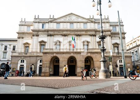 Façade of La Scala Opera Theater with people and tourists, in Milano city center, Lombardy region, Italy Stockfoto
