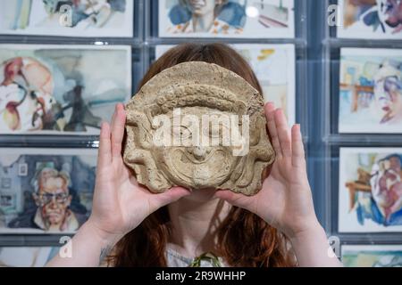 Shapiro Rare Books, London, Großbritannien. 29. Juni 2023. Die London Art Week findet vom 30. Juni bis zum 7. Juli statt und zeigt Arbeiten in Londons führenden Galerien. Bei Shapiro Rare Books: Tarentine Terracotta Antefix eines Gorgonskopfes, 6. Jahrhundert v. Chr. bei Rupert Wace. Kredit: Malcolm Park/Alamy Live News Stockfoto