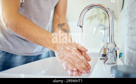 Seife, Wasser und man wäscht sich die Hände am Wasserhahn für Hautpflege, gesunde Dermatologie und die Sicherheit von Bakterien zu Hause. Nahaufnahme, Person und Handfläche mit Schaum reinigen Stockfoto