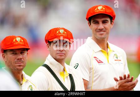 Steve Smith aus Australien (Mitte) und David Warner (links) und Kapitän Pat Cummins tragen rote Mützen für die Ruth Strauss Stiftung vor dem zweiten Tag des zweiten Ashes-Testspiels in Lord's, London. Foto: Donnerstag, 29. Juni 2023. Stockfoto