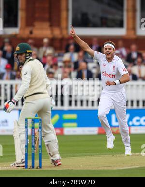 London, England. 29. Juni 2023. Englands Stuart Broad feiert nach der Entlassung von Australiens Alex Carey während des zweiten Ashes-Tests bei Lords. Das Bild sollte lauten: Ben Whitley/Alamy Live News. Stockfoto