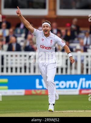London, England. 29. Juni 2023. Englands Stuart Broad feiert nach der Entlassung von Australiens Alex Carey während des zweiten Ashes-Tests bei Lords. Das Bild sollte lauten: Ben Whitley/Alamy Live News. Stockfoto