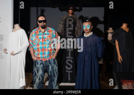 Edinburgh. Schottland. UK. 29. June2022. Das National Museum Scotland zeigt eine neue Ausstellung. "Jenseits des kleinen schwarzen Kleides". Eine neue Ausstellung im National Museum of Scotland wird das kleine schwarze Kleid zerlegen und die radikale Kraft der Farbe Schwarz in der Mode untersuchen. Von Designklassikern bis hin zu hochmodernen Laufstegen: Beyond the Little Black Dress (1. Juli bis 29. Oktober 2023) bringt mehr als 60 markante Looks von Sammlungen und Designern aus aller Welt zusammen. Die Ausstellung findet von Samstag, 1. Juli bis Sonntag, 29. Oktober 2023 statt Bild: Pako Mera Stockfoto