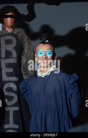 Edinburgh. Schottland. UK. 29. June2022. Das National Museum Scotland zeigt eine neue Ausstellung. "Jenseits des kleinen schwarzen Kleides". Eine neue Ausstellung im National Museum of Scotland wird das kleine schwarze Kleid zerlegen und die radikale Kraft der Farbe Schwarz in der Mode untersuchen. Von Designklassikern bis hin zu hochmodernen Laufstegen: Beyond the Little Black Dress (1. Juli bis 29. Oktober 2023) bringt mehr als 60 markante Looks von Sammlungen und Designern aus aller Welt zusammen. Die Ausstellung findet von Samstag, 1. Juli bis Sonntag, 29. Oktober 2023 statt Bild: Pako Mera Stockfoto