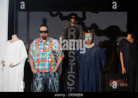 Edinburgh. Schottland. UK. 29. June2022. Das National Museum Scotland zeigt eine neue Ausstellung. "Jenseits des kleinen schwarzen Kleides". Eine neue Ausstellung im National Museum of Scotland wird das kleine schwarze Kleid zerlegen und die radikale Kraft der Farbe Schwarz in der Mode untersuchen. Von Designklassikern bis hin zu hochmodernen Laufstegen: Beyond the Little Black Dress (1. Juli bis 29. Oktober 2023) bringt mehr als 60 markante Looks von Sammlungen und Designern aus aller Welt zusammen. Die Ausstellung findet von Samstag, 1. Juli bis Sonntag, 29. Oktober 2023 statt Bild: Pako Mera Stockfoto