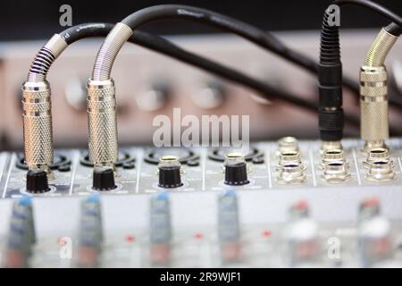 Radio-Mischer mit Tasten und Steckern mit Drähten. Mixer DJ-Konsole oder DJ-Panel. Foto in hoher Qualität. Horizontal. Hintergrund. Stockfoto
