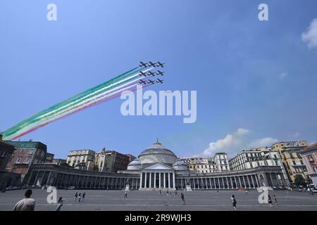 Neapel, Italien. 29. Juni 2023. Flugzeuge der italienischen Air Force Aerobatikeinheit Frecce Tricolore verbreiteten Rauch in den Farben der italienischen Flagge, während sie über den Plebiscito-Platz in Neapel fliegen, um das hundertjährige Jubiläum der italienischen Air Force zu feiern. Kredit: Unabhängige Fotoagentur/Alamy Live News Stockfoto