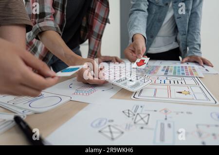 Brainstorming Planung kreativer Teamarbeit, Nahaufnahme der Hände, Besprechung des Entwicklerteams der Mobiltelefon-App über das Layout des Prototyps für Smartphones mit Bildschirmanzeige Stockfoto