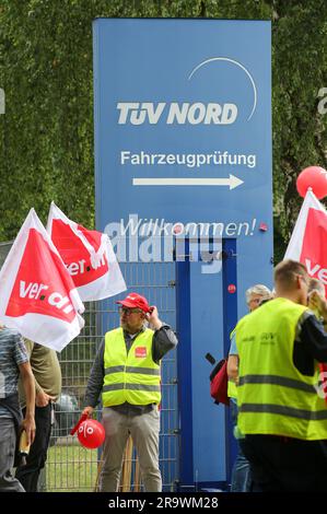 Hamburg, Deutschland. 29. Juni 2023. Streikende Stehen Während Eines ...