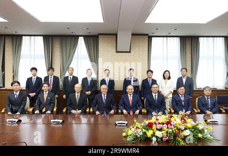 Tokio, Japan. 29. Juni 2023. Der japanische Finanzminister SUZUKI Shunichi und DER stellvertretende koreanische Ministerpräsident und Wirtschafts- und Finanzminister CHOO Kyungho trafen sich am 29. Juni 2023 in Tokio, Japan, zum 8. Dialog der japanisch-koreanischen Finanzminister. Die Minister führten einen Gedankenaustausch über weitreichende Fragen, einschließlich der derzeitigen globalen und regionalen Wirtschaft und der Möglichkeiten zur Stärkung der bilateralen und multilateralen Zusammenarbeit. Kredit: SOPA Images Limited/Alamy Live News Stockfoto