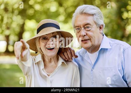 Summery verkleidete eine ältere Frau zusammen mit ihrem grauhaarigen Mann im Park, Porträt, Köln, Nordrhein-Westfalen, Deutschland Stockfoto