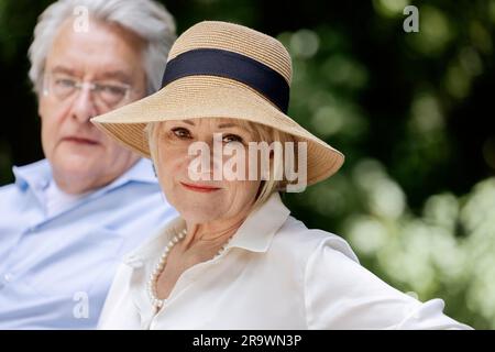 Summery verkleidete eine ältere Frau zusammen mit ihrem grauhaarigen Mann im Park, Porträt, Köln, Nordrhein-Westfalen, Deutschland Stockfoto