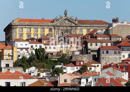 Blick auf das Viertel Baixa und das Centro Portugues de Fotografia, Fotomuseum im ehemaligen Gefängnisgebäude in Porto, Portugal Stockfoto