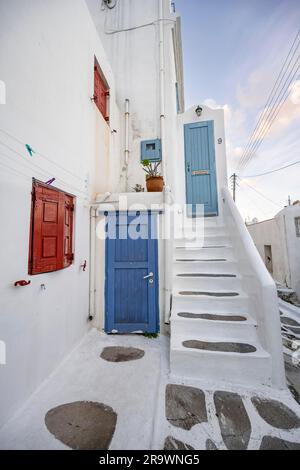 Kykladische weiße Häuser mit bunten Fensterläden, Gassen der Altstadt Chora, Mykonos Stadt, Mykonos, Kykladen, Griechenland Stockfoto