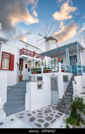 Kykladische weiße Häuser mit bunten Fensterläden, Bonis Windmühle hinten, bei Sonnenaufgang, Gassen der Altstadt Chora, Mykonos Stadt, Mykonos, Kykladen Stockfoto