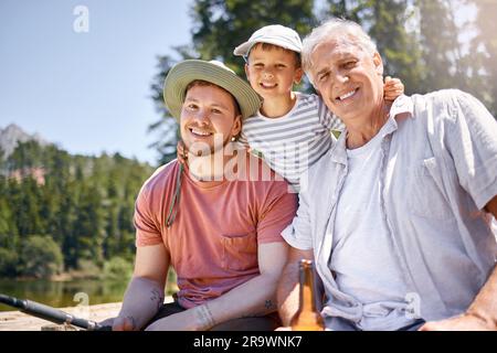 Porträt, Großvater und Mann mit Sohn am See mit Wäldern für Glück für Urlaub am Wochenende. Hobby, Junge und Großeltern mit Generationen mit Stange Stockfoto