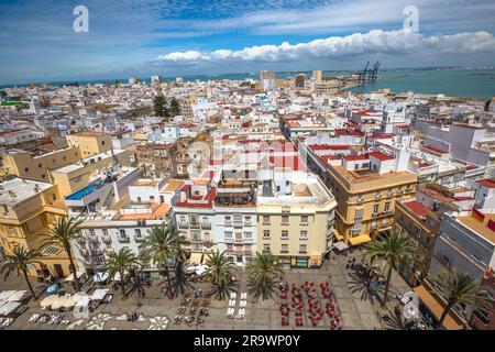 Cadiz, Andalusien, Spanien - 21. April 2016: Der Cadiz-Platz kann an einem hellen Tag von oben gesehen werden. Er befindet sich in der Nähe der Kathedrale von Cadiz, auch bekannt als Stockfoto