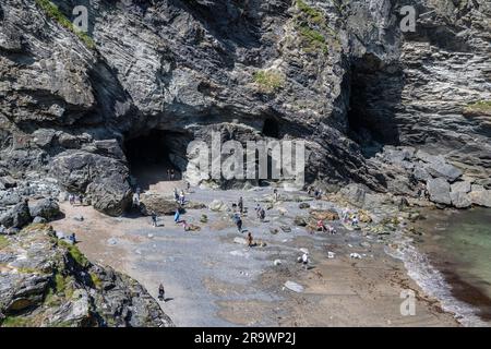 Blick hinunter nach Tintagel Haven, unterhalb von Tintagel Castle mit der legendären Merlins Cave, die bei Ebbe, North Cornwall, England, Great besucht werden kann Stockfoto