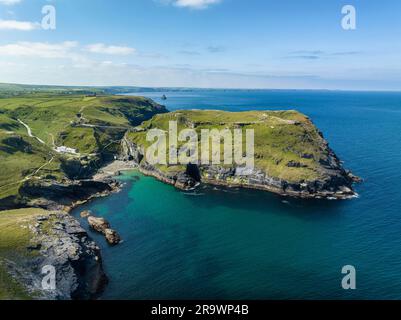 Luftaufnahme der zerklüfteten Küste an der Keltischen See mit der Halbinsel Tintagel und den Ruinen von Tintagel Castle, North Cornwall, England, Great Stockfoto