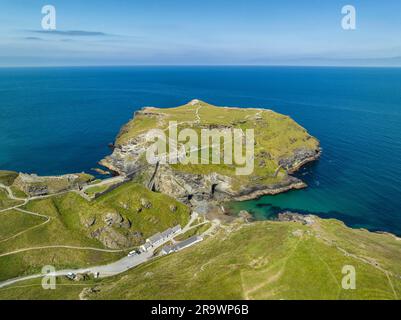 Luftaufnahme der zerklüfteten Küste an der Keltischen See mit der Halbinsel Tintagel und den Ruinen von Tintagel Castle, North Cornwall, England, Great Stockfoto