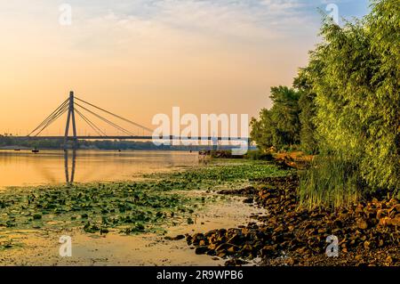 Einen ruhigen Blick des Flusses Dniper bald im Morgengrauen Stockfoto