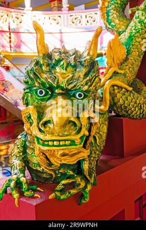 Lustige grün und Gold chinesische Drachen Skulptur Stockfoto