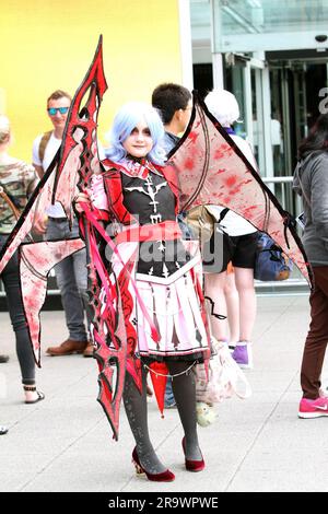 Enthusiasten, einige in Tracht, besuchen den Eröffnungstag der diesjährigen Comic Con Convention statt im Excel Centre in London 27.05.2016 Stockfoto