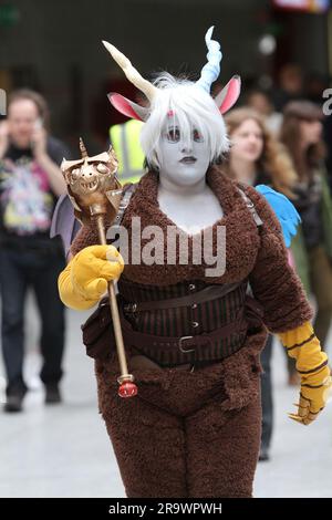 Enthusiasten, einige in Tracht, besuchen den Eröffnungstag der diesjährigen Comic Con Convention statt im Excel Centre in London 27.05.2016 Stockfoto