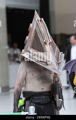 Enthusiasten, einige in Tracht, besuchen den Eröffnungstag der diesjährigen Comic Con Convention statt im Excel Centre in London 27.05.2016 Stockfoto