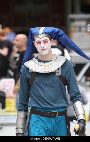 Enthusiasten, einige in Tracht, besuchen den Eröffnungstag der diesjährigen Comic Con Convention statt im Excel Centre in London 27.05.2016 Stockfoto