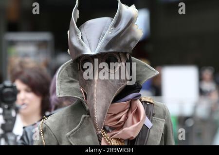 Enthusiasten, einige in Tracht, besuchen den Eröffnungstag der diesjährigen Comic Con Convention statt im Excel Centre in London 27.05.2016 Stockfoto