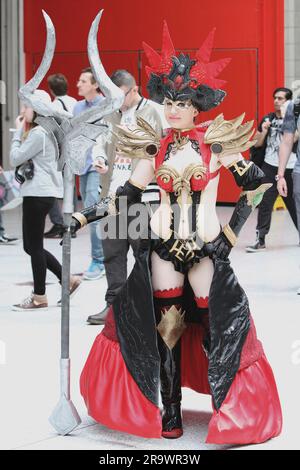 Enthusiasten, einige in Tracht, besuchen den Eröffnungstag der diesjährigen Comic Con Convention statt im Excel Centre in London 27.05.2016 Stockfoto