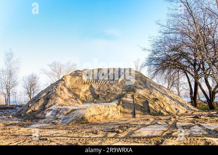 Einen riesigen Sand Haufen während der Bauphase im Park bei Sonnenaufgang, in der Nähe des Stockfoto