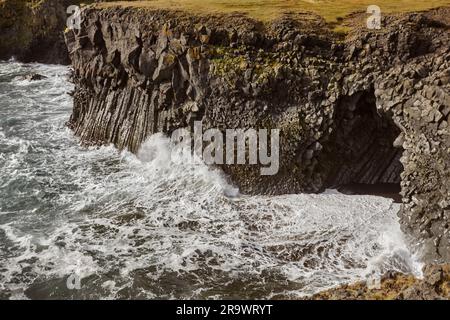 Lavaklippen von Atlantiksurfen, entlang der Küste von Arnastapi, im Snaefellsjokull National Park, auf der Halbinsel Snaefellsnes, West Island. Stockfoto