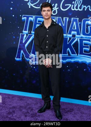 Der amerikanische Schauspieler, Sänger, Songwriter und Gitarrist Anthony De La Torre trifft am 28. Juni 2023 im TCL Chinese Theatre IMAX in Hollywood, Los Angeles, Kalifornien, USA auf der Los Angeles Premiere von Universal Pictures and DreamWorks Animation „Ruby Gillman: Teenage Kraken“ ein. (Foto von Xavier Collin/Image Press Agency) Stockfoto