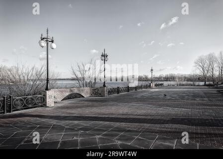 Fußweg entlang des Dnieper River im Obolon Bezirk Kiew, Ukraine. Weiche Sonne an einem kalten Wintermorgen Stockfoto