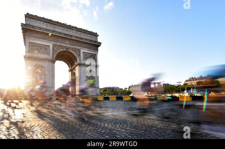 Aktenfoto vom 28. Bis 07-2019. Von Einem allgemeinen Blick auf das Peloton, das am Arc de Triomphe während der Etappe 21 der Tour de France vorbeiradelt. Champagnergläser werden für die Sieger klopfen, bevor die Sprinters ihre letzte Schlacht auf den Champs-Elysées haben. Ausgabedatum: Donnerstag, 29. Juni 2023. Stockfoto